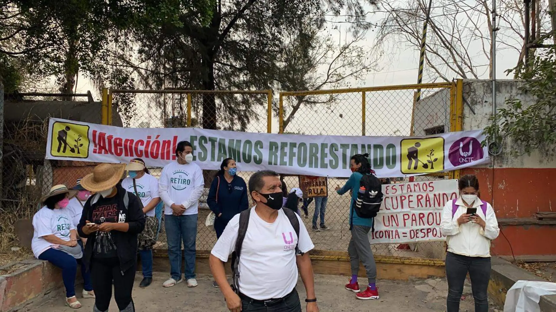 Reforestación terreno cercano a Huentitán por parte de vecinos y de la Federación de Estudiantes Universitarios